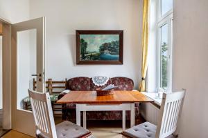 a dining room with a wooden table and chairs at Ferienwohnung Flut am Weserstrand in Sandstedt