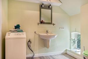 a bathroom with a sink and a mirror at Ferienwohnung Flut am Weserstrand in Sandstedt +18 photos