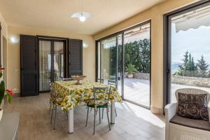 a dining room with a table and views of the ocean at Villa Simona con giardino in Favara