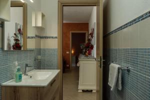 a bathroom with a sink and a mirror at Villa Simona con giardino in Favara +20 photos