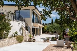 an exterior view of a house with potted plants at Villa Simona con giardino in Favara