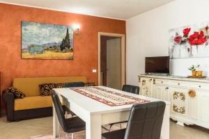 a living room with a table and a couch at Villa Simona con giardino in Favara