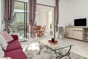 a living room with a couch and a glass table at Cormorani appartamento N 5 in Golfo Aranci