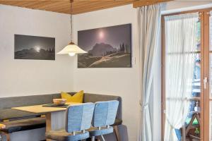 a dining room with a table and chairs at Haus Verena Mittenwald in Mittenwald