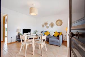 a living room with a table and a blue couch at Villa Norteventura in Majanicho