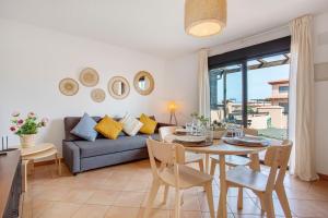 a living room with a table and a couch at Villa Norteventura in Majanicho
