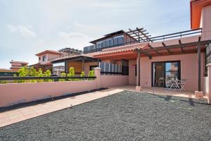 a rendering of a house with a balcony at Villa Norteventura in Majanicho