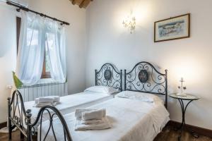a bedroom with a large bed and a window at Tenuta Ca' Zen - Cottage Casetta in Taglio di Po