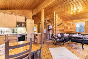 a kitchen and dining room of a log cabin at Ferienhaus Hohlwegstübchen in Sundern