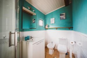 a bathroom with a toilet and a sink at Vale do Espinheiro in Espinheiro