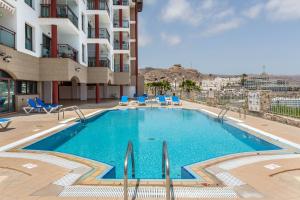 a swimming pool in the middle of a building at Su Eminencia in Mogán