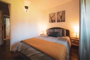 a bedroom with a bed with two lamps on the wall at Vale do Espinheiro in Espinheiro