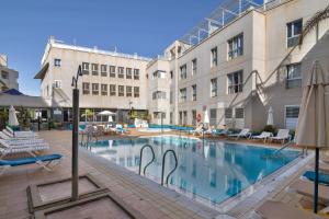 a large swimming pool in front of a building at S Q Playa de Sardina in Gáldar