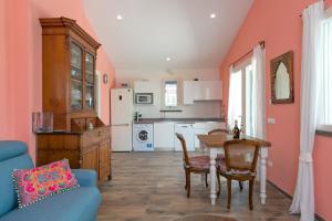 a kitchen and dining room with a table and chairs at Casetta Maya in Riparbella