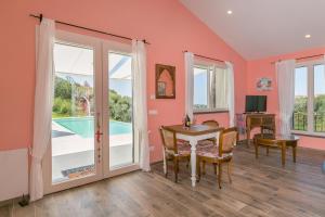 a living room with a table and a desk with a desk at Casetta Maya in Riparbella
