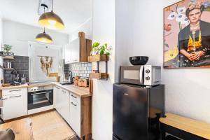 eine Küche mit Kühlschrank und Mikrowelle in der Unterkunft Casa-Sarah Ferienwohnungen in Homberg