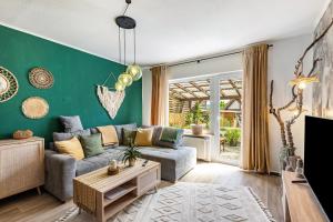ein Wohnzimmer mit Sofa und Tisch in der Unterkunft Casa-Sarah Ferienwohnungen in Homberg