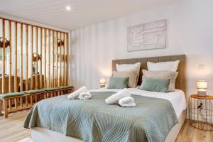 a bedroom with a large bed with towels on it at Studio Casa Belavista in Gaula