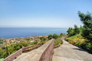 a path leading down a hill to the ocean at Studio Casa Belavista in Gaula