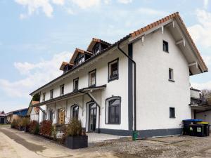 a white house with a gambrel roof at Butterei in Argenbühl