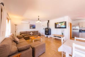 a living room with a couch and a table at Sa Xorca in Santanyi