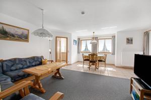 a living room with a couch and a table at Petrushof Ferienwohnung Taubensee in Oberwössen
