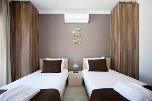 two beds sitting next to each other in a room at Villa Flor Rosa Piscina e Jacuzzi in Salir de Matos +20 photos