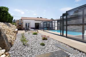 an external view of a house with a swimming pool at Villa Flor Rosa Piscina e Jacuzzi in Salir de Matos