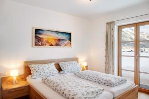 a bedroom with two beds and a window at Ferienwohnung Alpenveilchen in Grainau