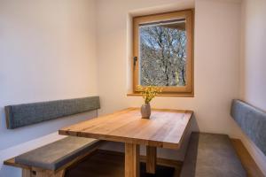 a small room with a wooden table and a window at sunnig Apartment Morgensonne in Vollan