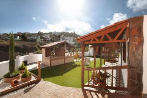a view of a garden with a gazebo at los diablitos 2b - Ideal familias in San Juan de la Rambla