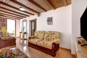a living room with a couch and a television at los diablitos 2b - Ideal familias in San Juan de la Rambla