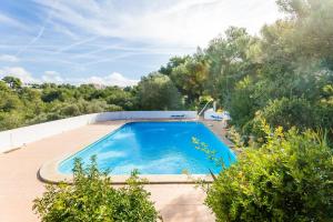 a swimming pool on top of a house at Apartament Bouganville in Alaior