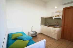 a small room with a bed and a kitchen at Bungalow Fragola in Otranto