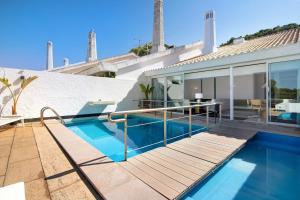 a villa with a swimming pool and a house at Vilamoura com Piscina e Wifi in Vilamoura