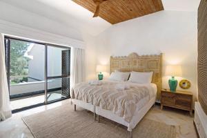a bedroom with a bed and a large window at Vilamoura com Piscina e Wifi in Vilamoura +19 photos