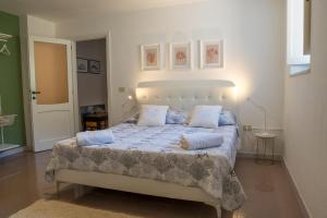 a bedroom with a large bed with two pillows at Villa Coral Bay in Alghero