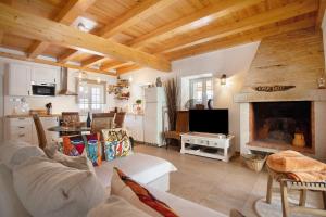 a living room with a couch and a fireplace at Casa Holi in Valada
