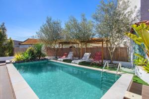 a swimming pool with chairs and a gazebo at Casa Holi in Valada
