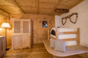 a room with a bed in a wooden cabin at Thaler-hof Ferienhaus Lärchnhittl in Lagundo