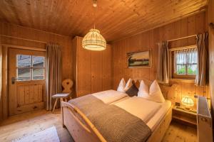 a bedroom with a bed in a wooden room at Thaler-hof Ferienhaus Lärchnhittl in Lagundo