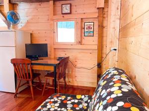 a room with a desk and a computer in a cabin at Le sorgenti - Chalet 12 in Palazzuolo sul Senio