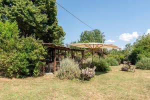 a shed with an umbrella in a garden at Beb 1416 in Anghiari