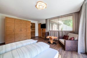 a bedroom with a large bed and a couch at Chalet Riad 2 in Saltusio