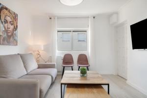 a living room with a couch and a table at Piso Acogedor Tarifa Centro in Tarifa