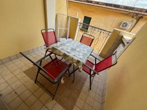 a table and chairs sitting on top of a balcony at La casetta di Claudia in Nettuno