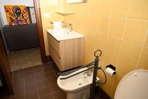 a bathroom with a toilet and a sink at La casetta di Claudia in Nettuno