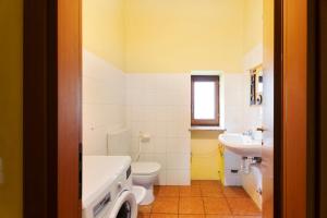 a bathroom with a toilet and a sink at Quadrifoglio House in Ameno