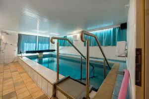 a large swimming pool in a building at Fewo Moseljuwel mit Sauna und Pool in Traben-Trarbach