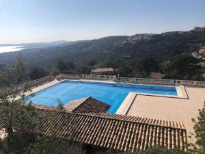 a swimming pool with a view of a mountain at Chez Skadi in Roquebrune-sur-Argens